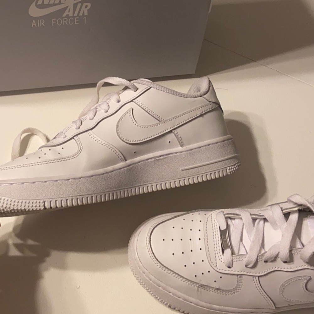 NIKE WHITE BOYS AIR FORCE ONES - Picture 2 of 3